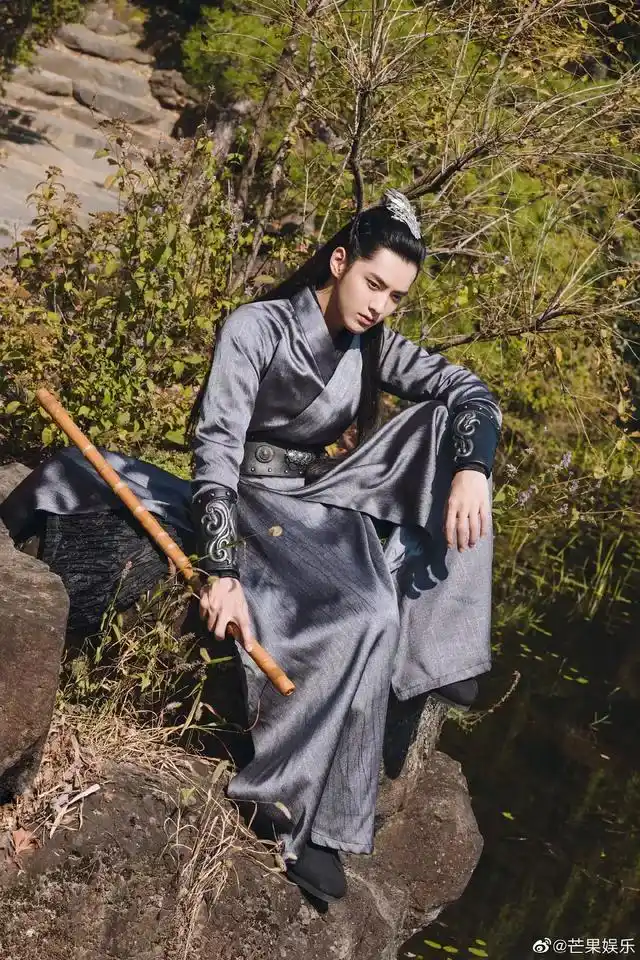 真的很期待的凡凡演古装的,据说他要和杨紫一起演《簪中录》(官微改