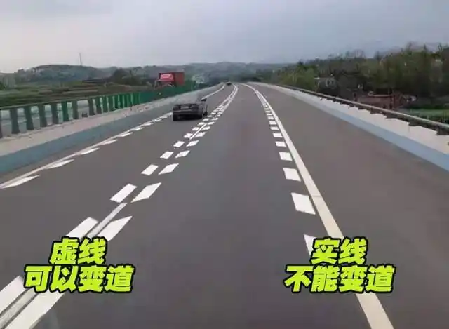 纵向减速线"纵向减速线vs可变导向车道"比如让人傻傻分不清就像"