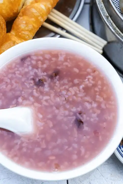 红豆稀饭就比较常见了,1块钱一碗,里面的红豆也比较实在,配上包子和