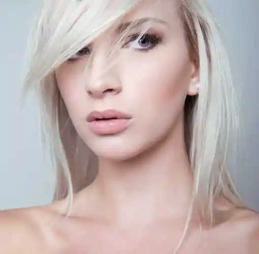 银色头发的美女