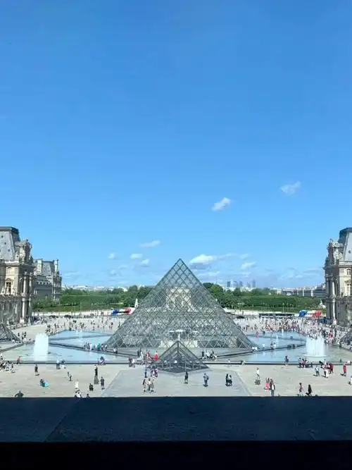 这座充满魅力和浪漫的城市,是法国的首都,也是世界上最受欢迎的旅游