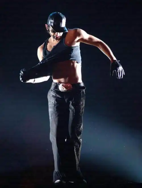 他把自己训练成一只锋利的兵器,每一寸肌肉都能被精准调动,没有一处