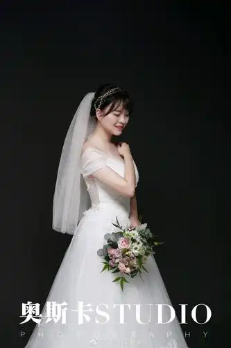 黑色的背景与白纱相衬很大气,很端庄!经典