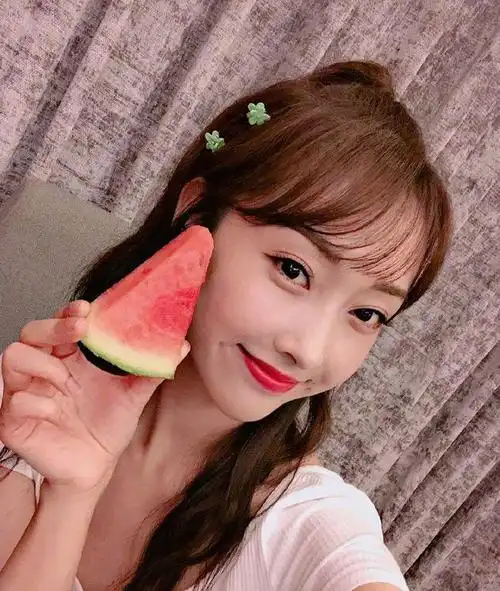 宣璐晒出一组不同水果口红唇色自拍色号百搭清新少女元气满满