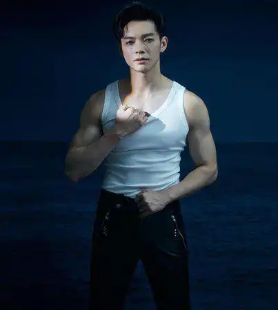 辰亦儒新剧晒洗衣板腹肌身材养眼吸睛