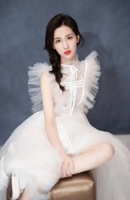 陈都灵:曾经的高校最美校花之一,气质清新脱俗_造型_的设计_连衣裙