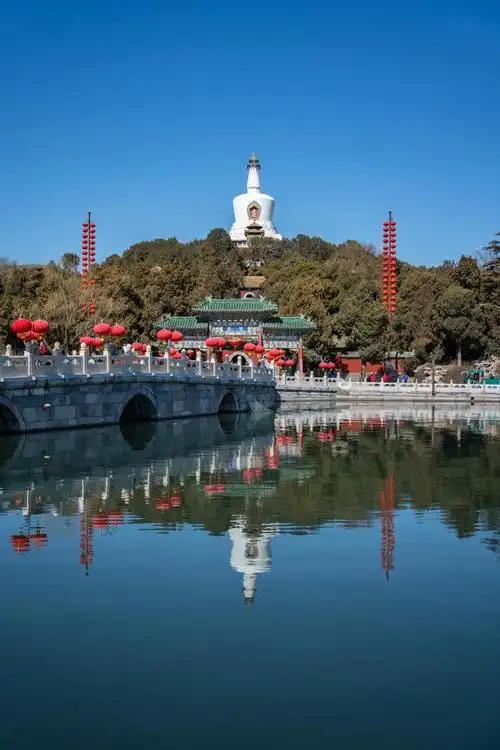 作为北京的著名景点之一,北海公园吸引了无数游客前来观光游览.