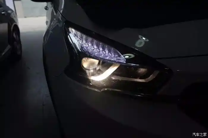两侧车灯点亮后的效果如图,灯中心的卤素光线暗淡发黄,强度也不太够.