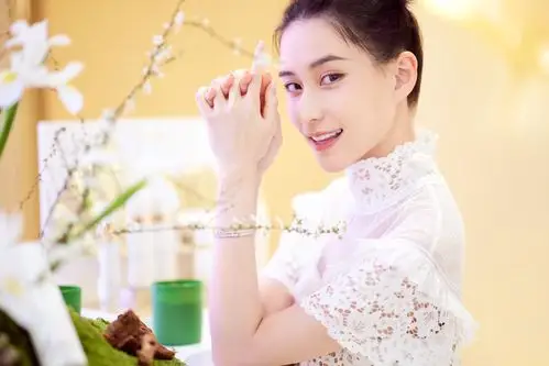 何超莲亮相品牌活动 双丸子头元气满满 可爱又性感__凤凰网