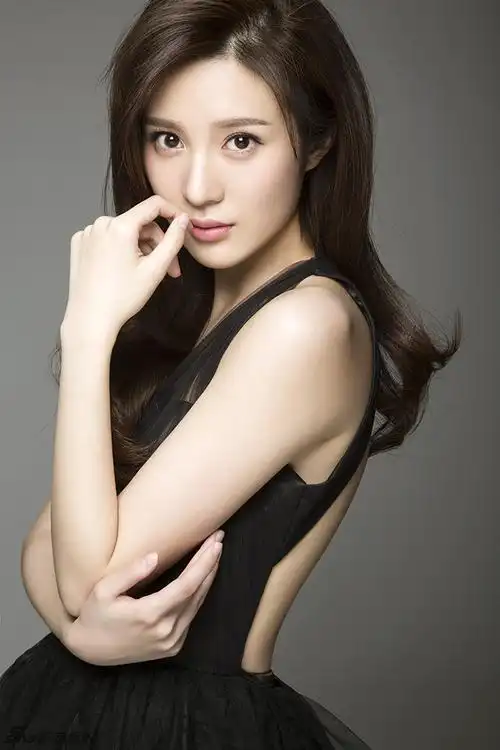 邬靖靖最新写真 动人眼神尽显清冷气质