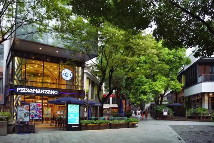 武汉天地简直是一个绝佳的逛街场所既没有闹哄哄的低端连锁店也没有过