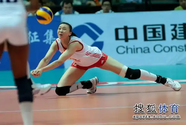 图文中国女排31古巴夺冠惠若琪奋力救球