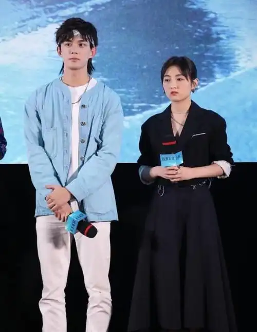 盛夏光年首映张子枫黑裙有韵味吴磊发带配得更有活力