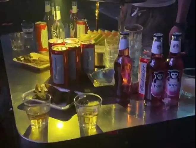 心疼!广东一ktv公主醉倒在厕所,用冷水冲脸也无法保持清醒