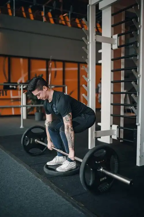 赤字硬拉:操作方法,肌肉工作方式以及谁该使用此动作