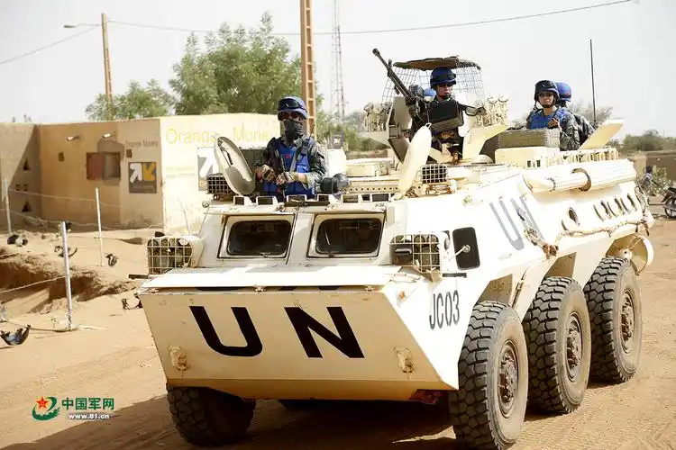 我第五批赴马里维和警卫分队执行武装巡逻任务 - 中国军网