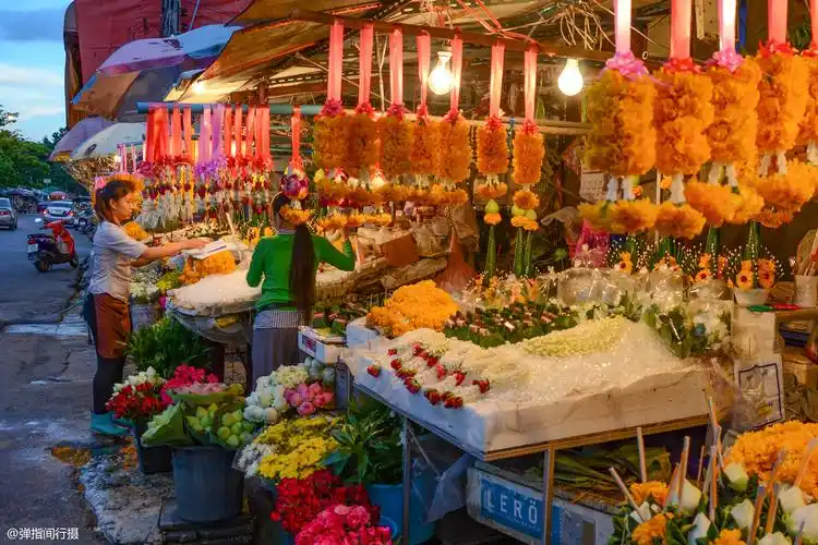 原创泰国清迈夜市平民美食天堂市民和游客争相寻味觅食