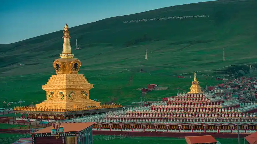 首页 桌面壁纸 风景壁纸 亚青寺优美自然风景图片桌面