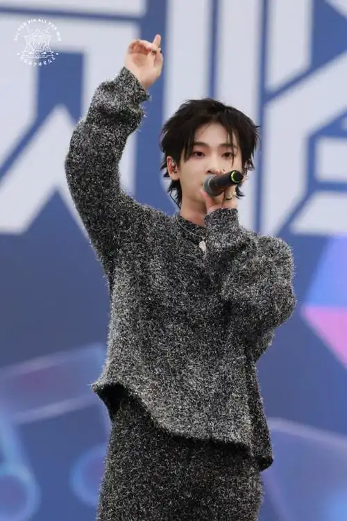 周震南舞台状态很巅峰#zzn#周震南照片#    新一