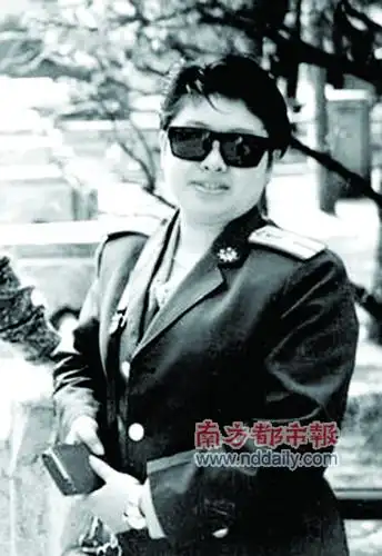 韩红着军装夜会密友 网友批其"有损军容"(组图)(2)