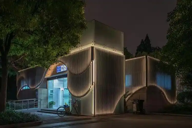 零陵路682号公厕外立面形似泳池水浪