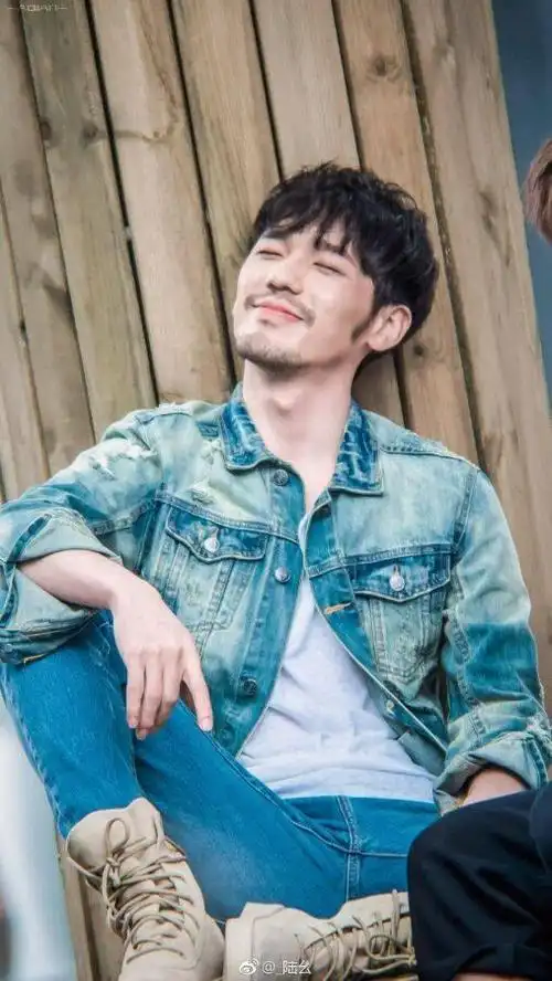 白宇蓄胡子前后对比20岁小哥哥和30岁帅叔叔你更喜欢哪一个