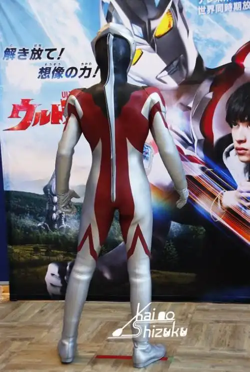 看起来还是让人觉得难崩和一言难尽,但是不得不承认,皮套演员的身材