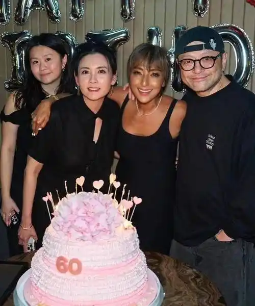 邱淑贞二女儿沈日随父母赴宴!越发漂亮时尚,身材尽得妈妈遗传