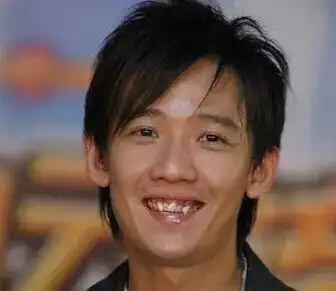 在面相学里,像阿牛这样两颗门牙叠在一起的情况,就叫做鼠齿.