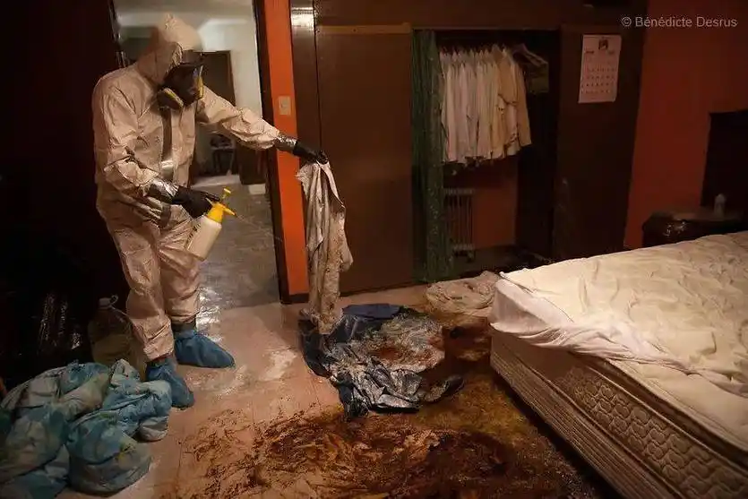 一次墨西哥城发生一起凶杀案,4个人被捅死在家里,屋里被血腥味填满了