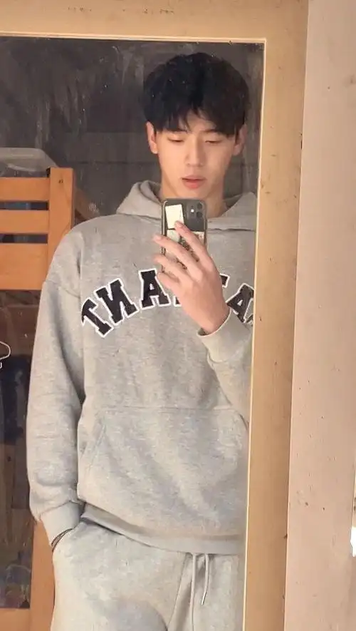 再来看看小哥哥的训练日常,各种器械都能轻松拿捏,说实话,看帅哥锻炼