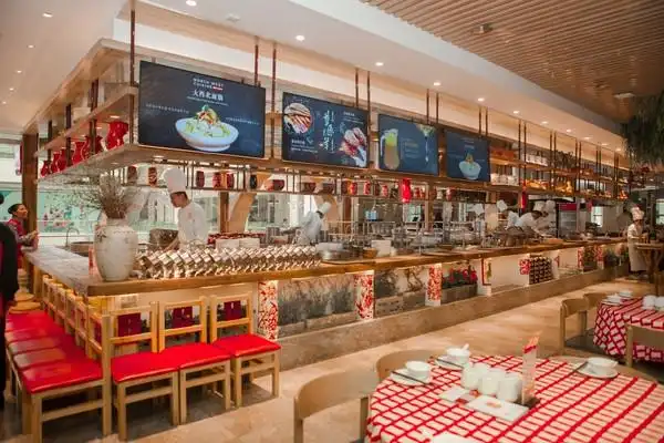 还没有走进印象大西北,眼睛就被门口360°全开放的厨房所