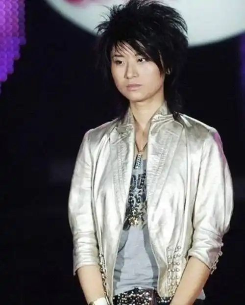 尚雯婕:苦熬10年从歌手逆袭成老板,自己淋雨,也要扯烂别人雨伞