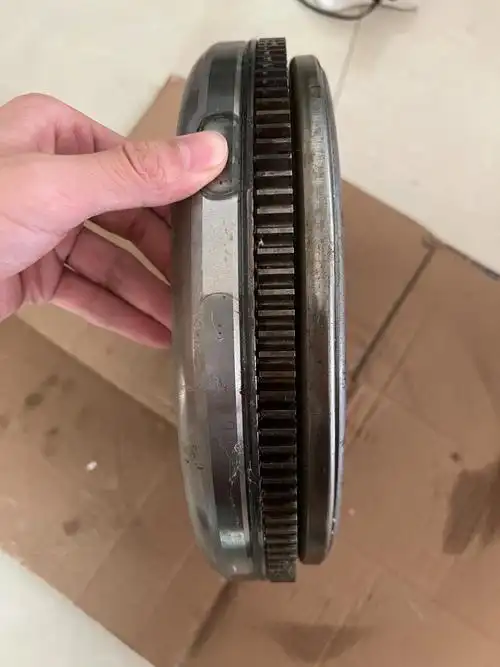 我想问下这款双质量飞轮怎么从齿轮位置把飞轮拆成两半