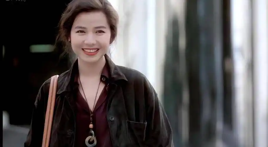 被钟楚红的状态惊艳:衣穿简,发微卷,63岁成同龄女明星最美_下颌_圆脸