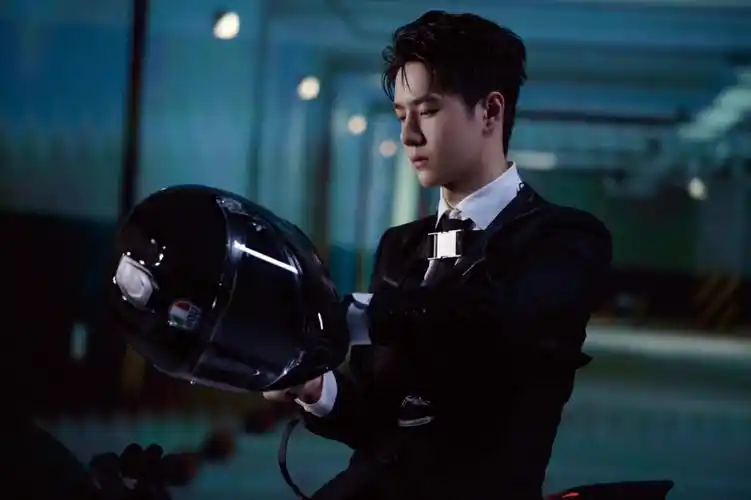 王一博骑大摩托了