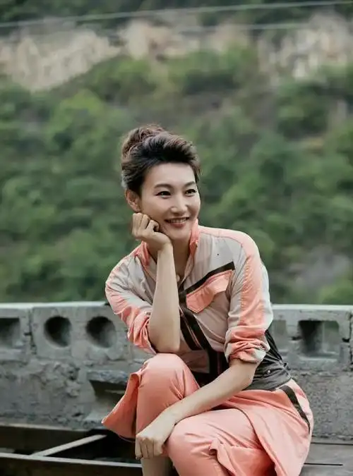 换新发型的李梓萌美到认不出挑染红发扎丸子头穿运动装也风情