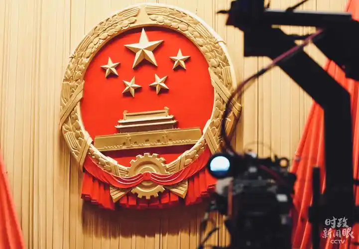 大礼堂内国徽庄严.