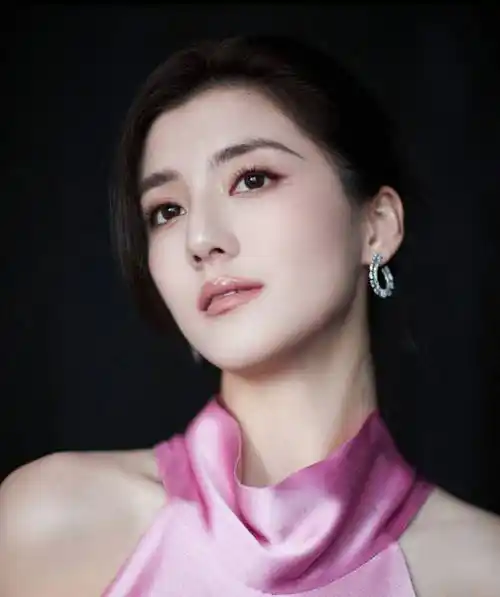 脚上漂亮的美甲让吴千语显得更加迷人.