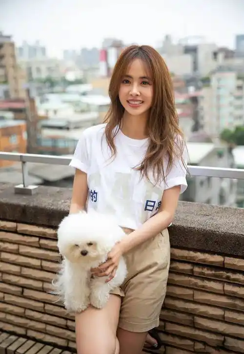 蔡依林好身材拉仇恨露脐背心搭配粉色外套马甲线挡也挡不住