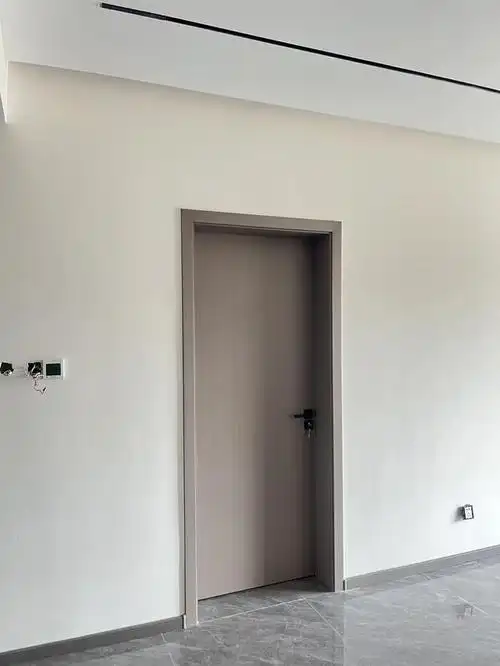 卧室门选择这种浅灰色的,与整个空间刚好搭配起来,真心不错,看着很