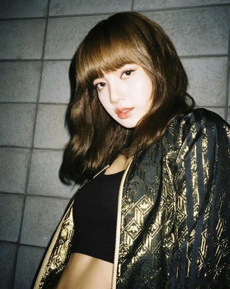 blackpink成员lisa晒出最新造型照,黑色长发大家觉得可吗?