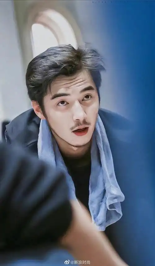 留胡子的金世佳