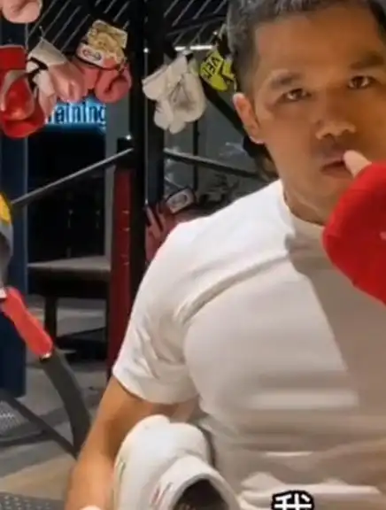 踢馆成功,搏击教练挑战网红拳手假播求,直接将对方两次击倒!