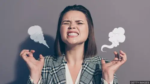 地道英语:hot under the collar 怒气冲冲 局促不安