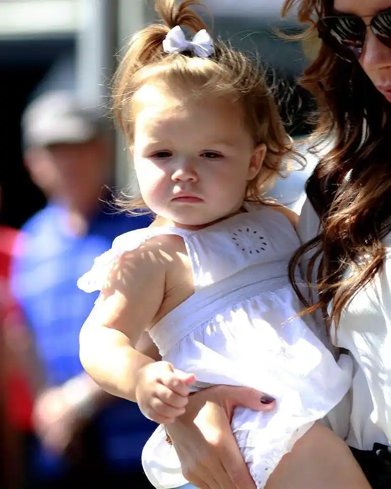小七最萌的一组照片!1岁拿着一朵花,在贝克汉姆怀里一脸懵懂