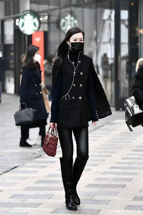 紧身皮裤 皮靴,黑色蝙蝠风格的衣服,尽显气质