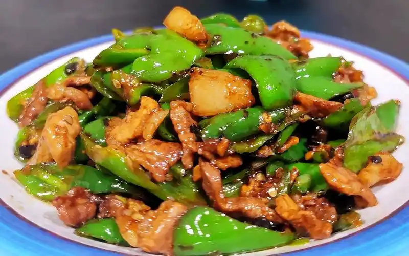 青椒炒肉怎样做才好吃?教你饭店不外传的做法,鲜香入味,真下饭