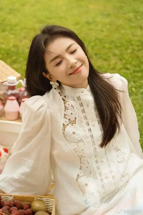 刘涛生日连发3条微博#@刘涛tamia最新生日写真大片释出,姐姐气质优雅