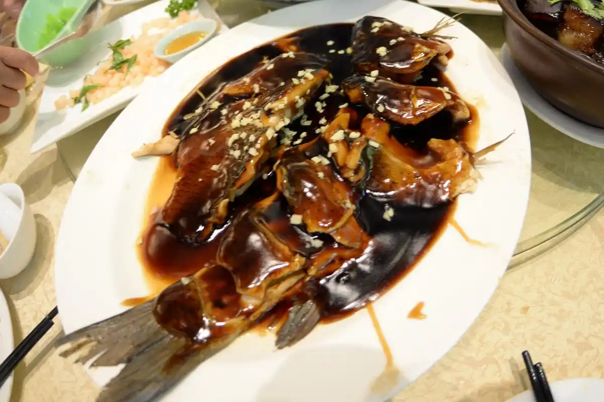 醋鱼,东坡肉,叫花鸡……山外山供应的菜肴,皆是杭帮菜中的传统名菜